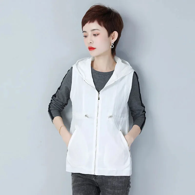 Женский однотонный жилет без рукавов с капюшоном