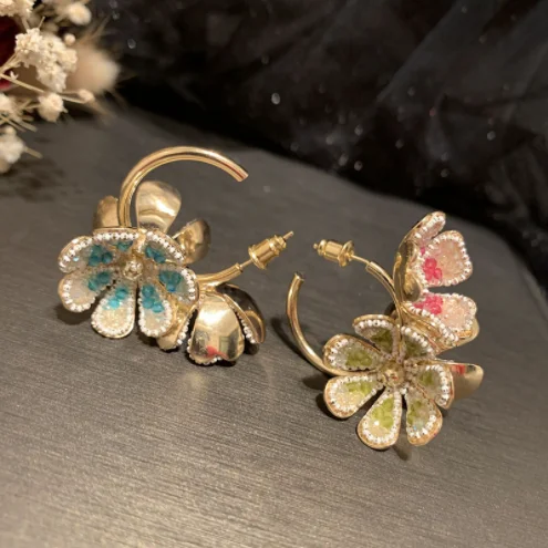 

Three-dimensional petal earrings sweet temperament exaggerated S925 silver needle atmosphere circle three-color flower earrings