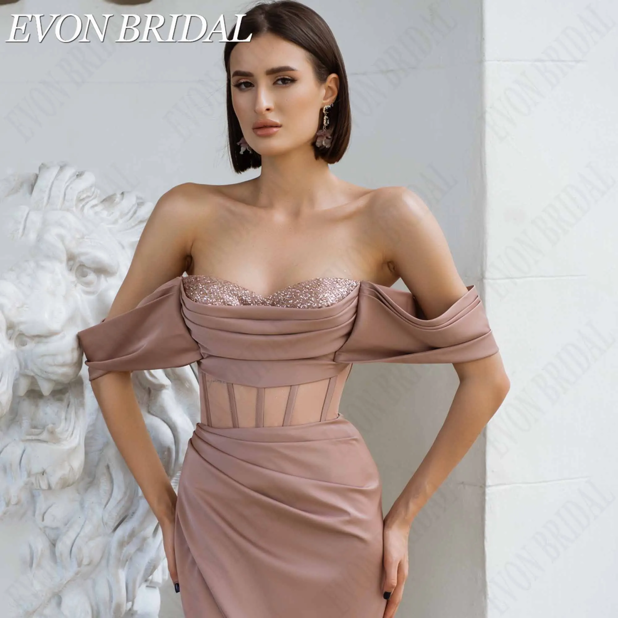 Фото EVON BRIDAL — элегантные атласные платья в стиле «русалка» на выпускной 2026 года, сшитые на заказ; женское платье для гостей свадьбы с открытой спиной, оголенными плечами и рюшами, с корсетом, большие размеры №1