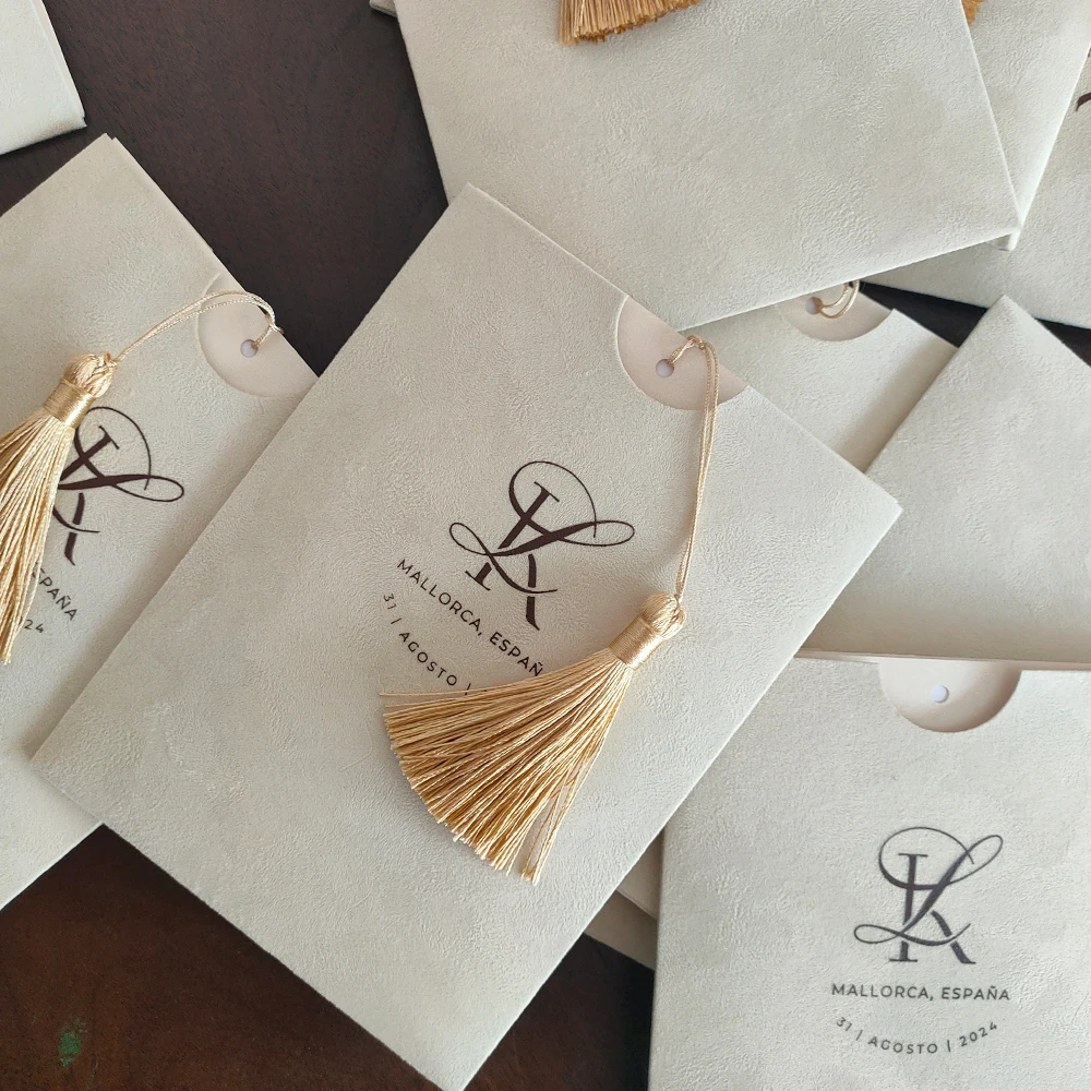 

Персонализированная бежевая бархатная свадебная открытка