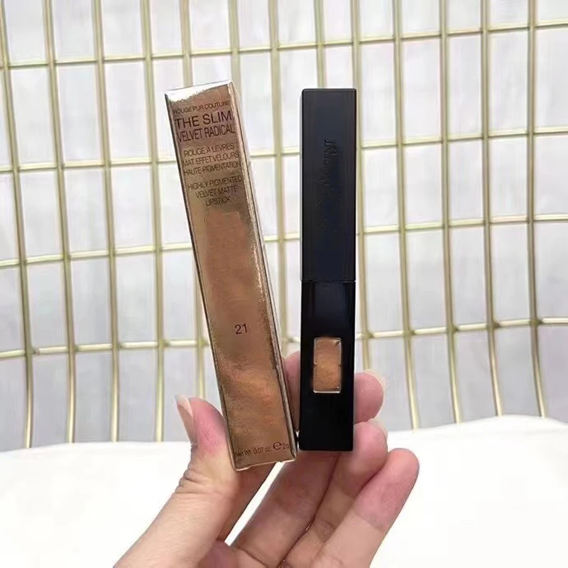 

Сильно пигментированная матовая помада, 13 цветов на выбор