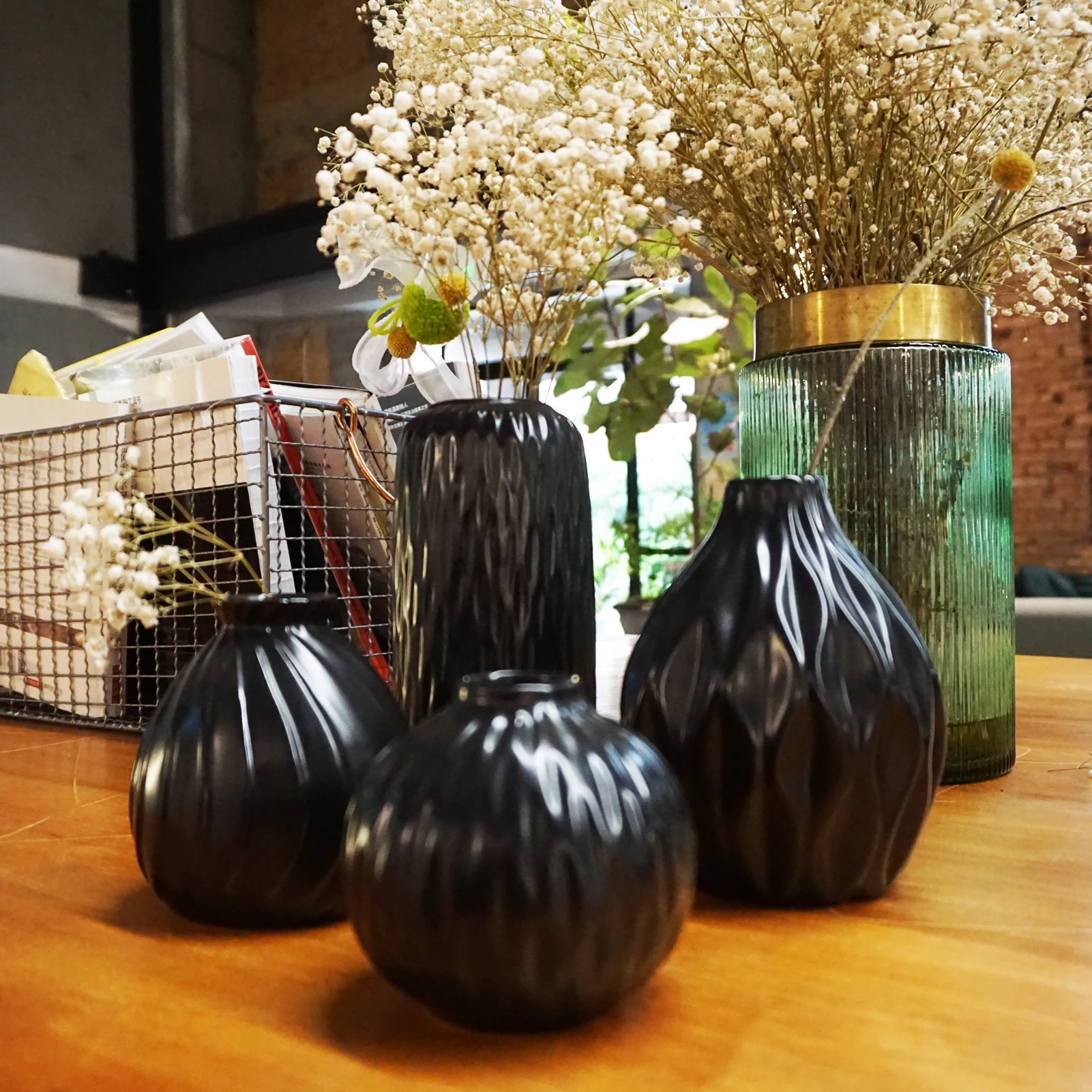 

Роскошная керамическая ваза черного цвета в скандинавском стиле