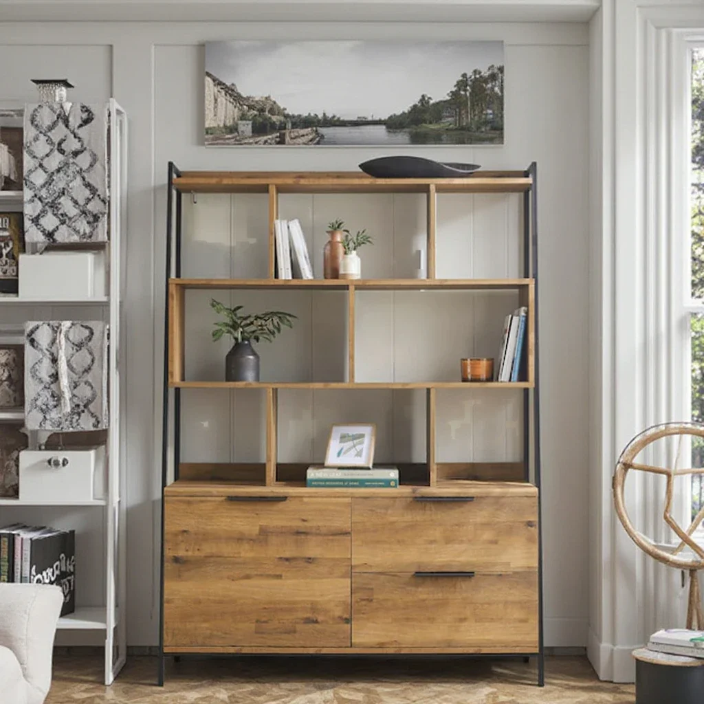 Современный деревянный книжный шкаф в индустриальном стиле с полками и ящиками