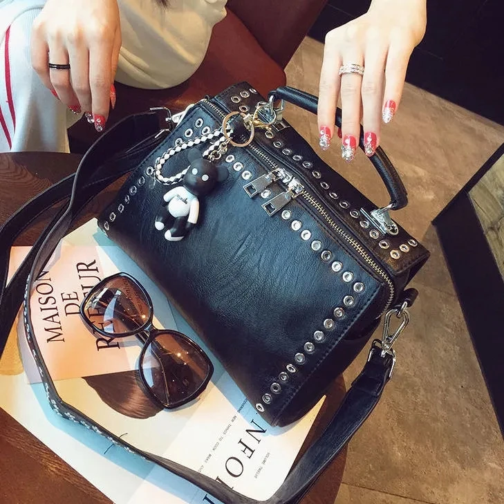 

NIGEDU Luxury brand rivet women handbag fashion rock and punk personality women Shoulder bags design Ladies Crossbody Bags black