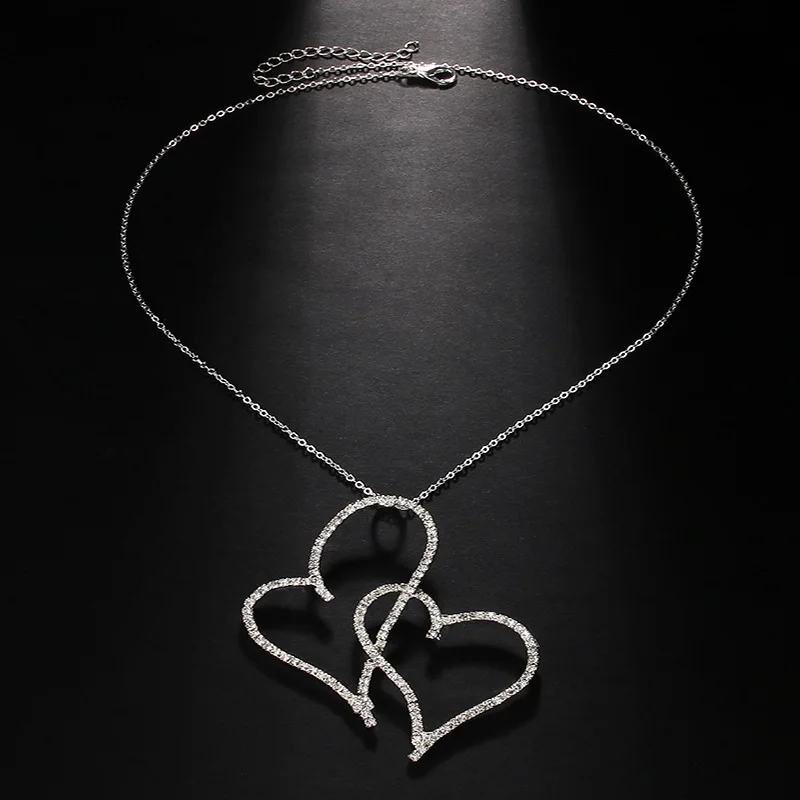 Роскошное женское ожерелье с подвесками в виде сердец