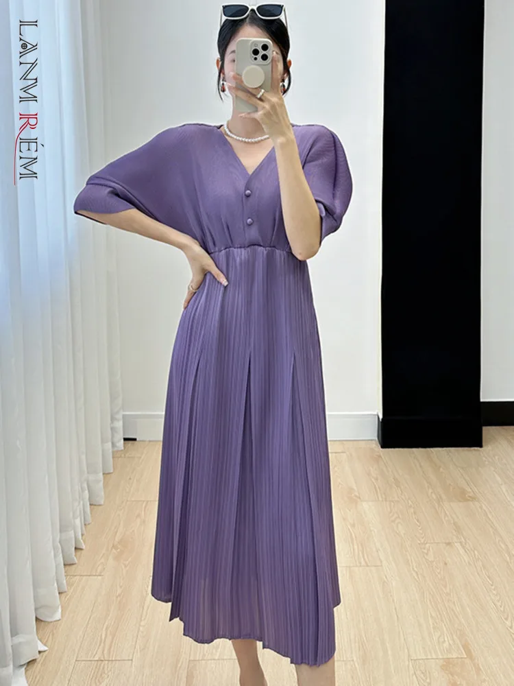 

LANMREM Pleated Dress For Women V Neck Short Puff Sleeves Solid Color Buttons Stitching Elegant Party Clothing 2024 New 2DA3010