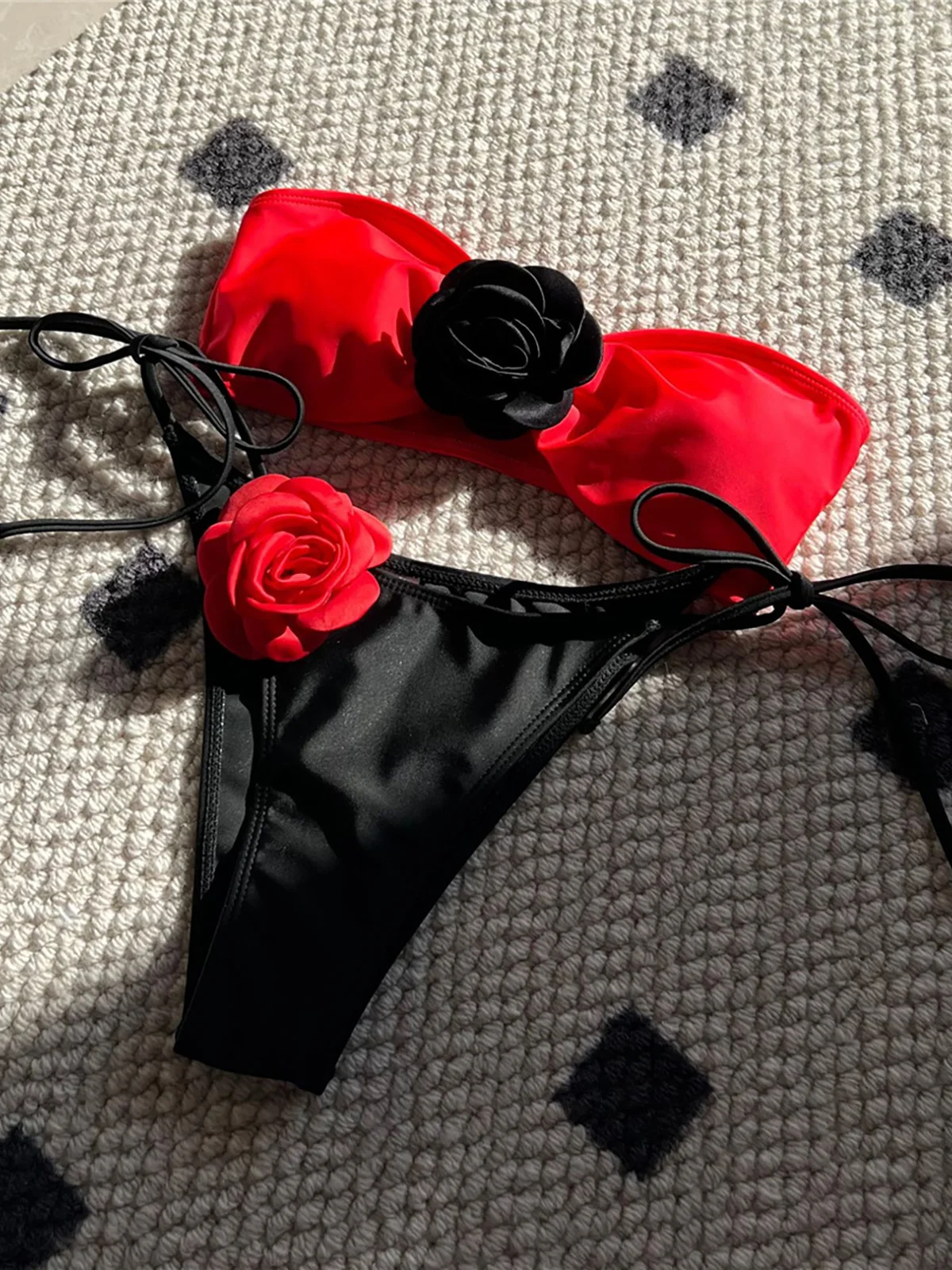 Купальник женский из двух предметов бандо с объемными цветами без бретелек