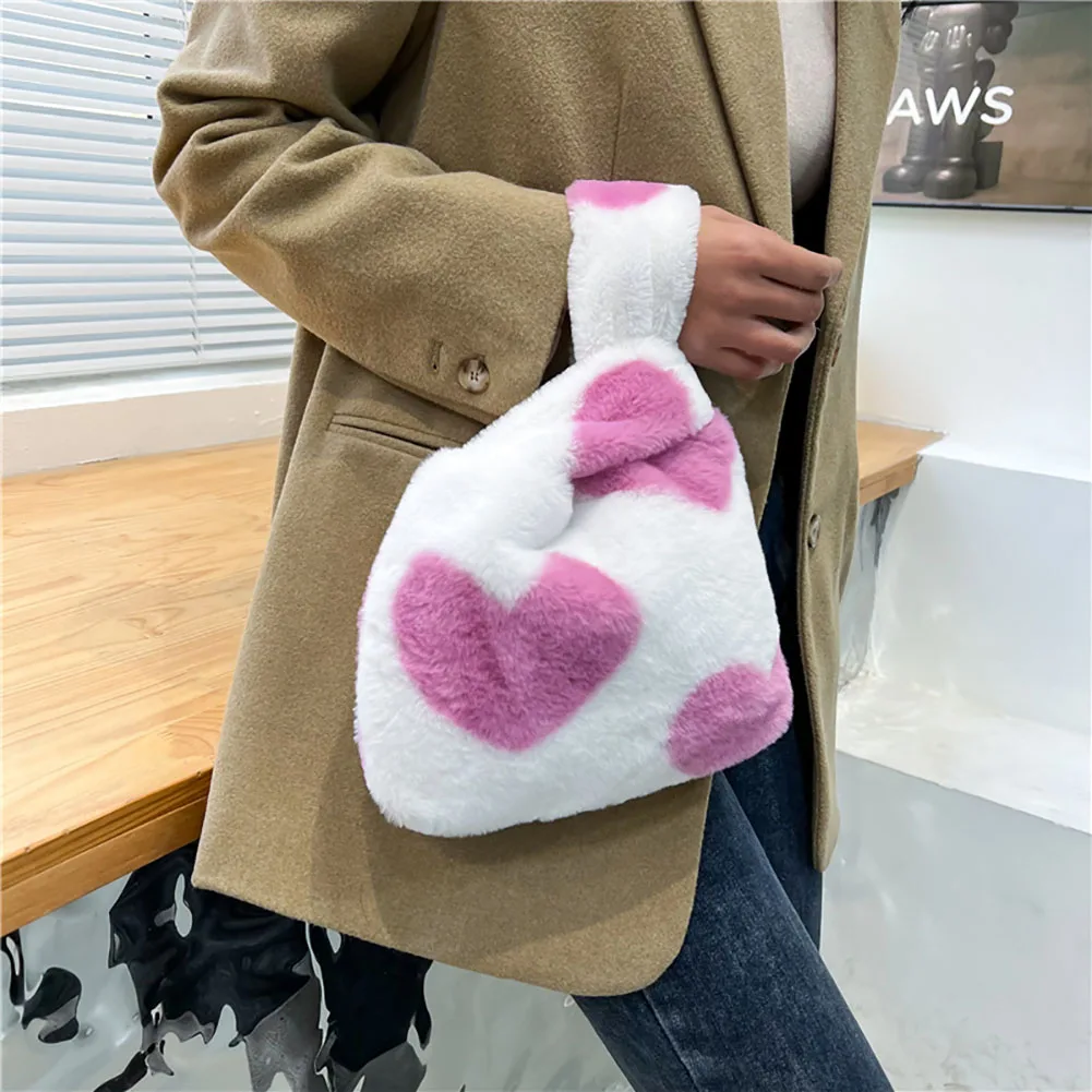 

Женская плюшевая сумка через плечо с узором в виде сердечек, зимняя мини-сумка популярного цвета для подмышек, дорожные пушистые сумки для п...