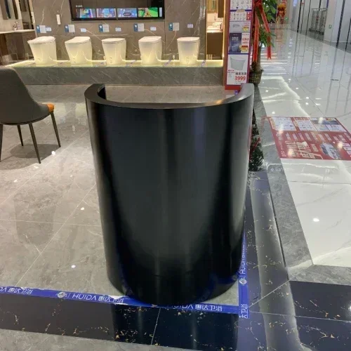 Маленькая современная стойка регистрации офис ресторан кабинет белая касса