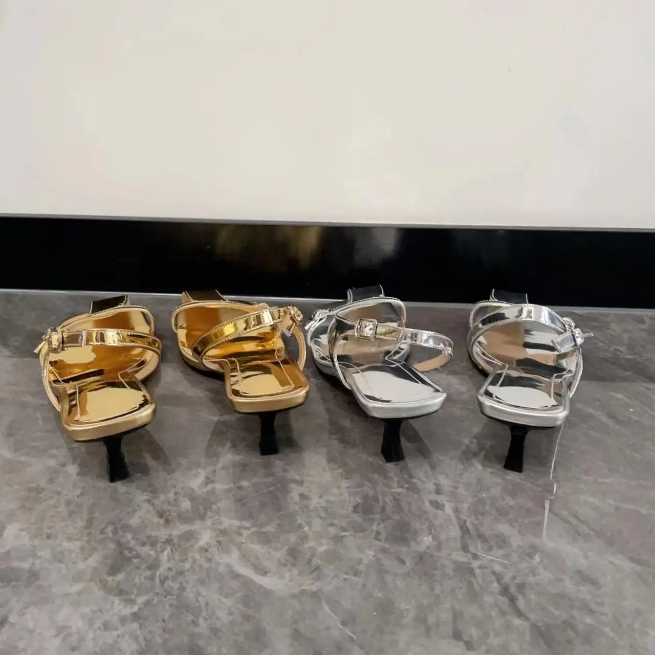 Туфли Tabi женские с закрытым носком боковые пустые однослойные сандалии пряжкой