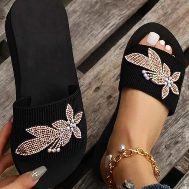 

2023 Summer Women Single Band Rhinestone Decor Bedroom Slippers Fabric Fashion Home Slippers Summer Beach Slides Ladies Shoes