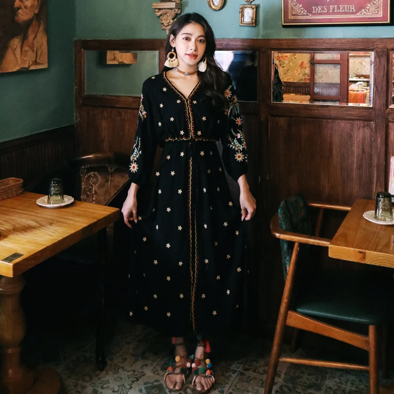 

Этническое облегающее платье с вышивкой