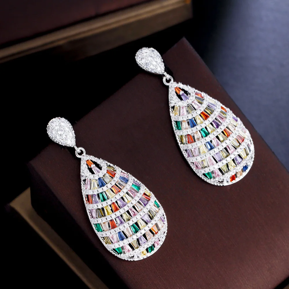 Женские длинные серьги-подвески серебряного цвета с радужным фианитом