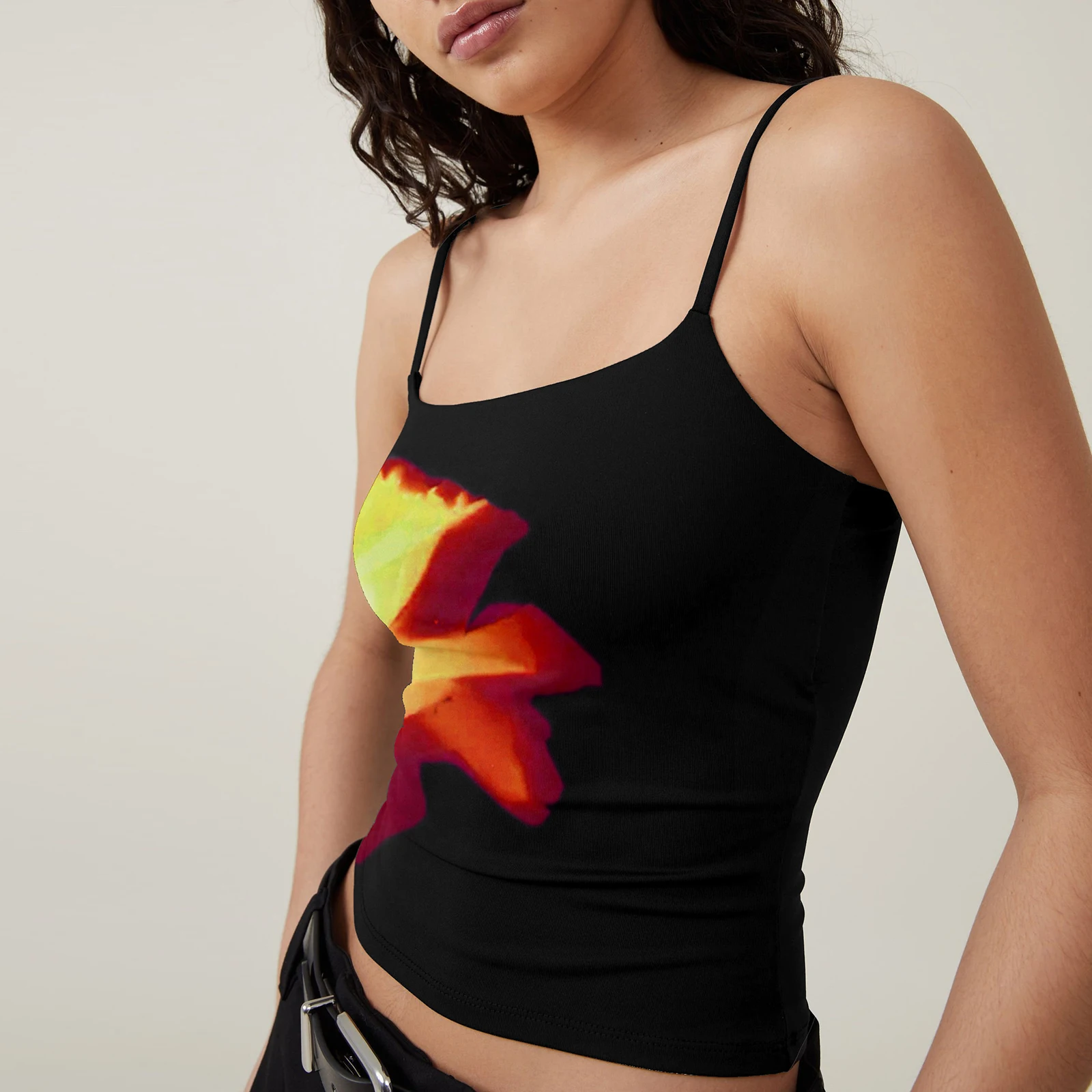 Женский укороченный топ на бретелях-спагетти с цветочным принтом