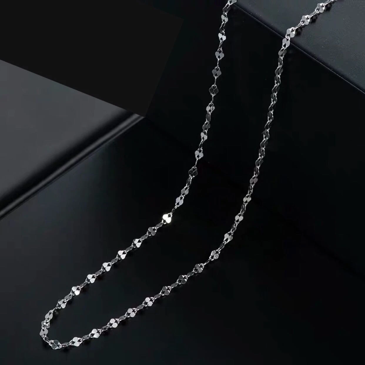 

boutique lip chain