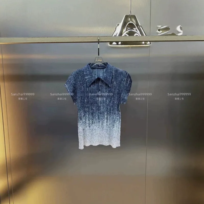 Фото Комплект плиссированных брюк Miyake: Новинка лета 2026, ретро-дизайн с градиентным принтом под джинс, приталенная футболка, брюки и тренчкот №4