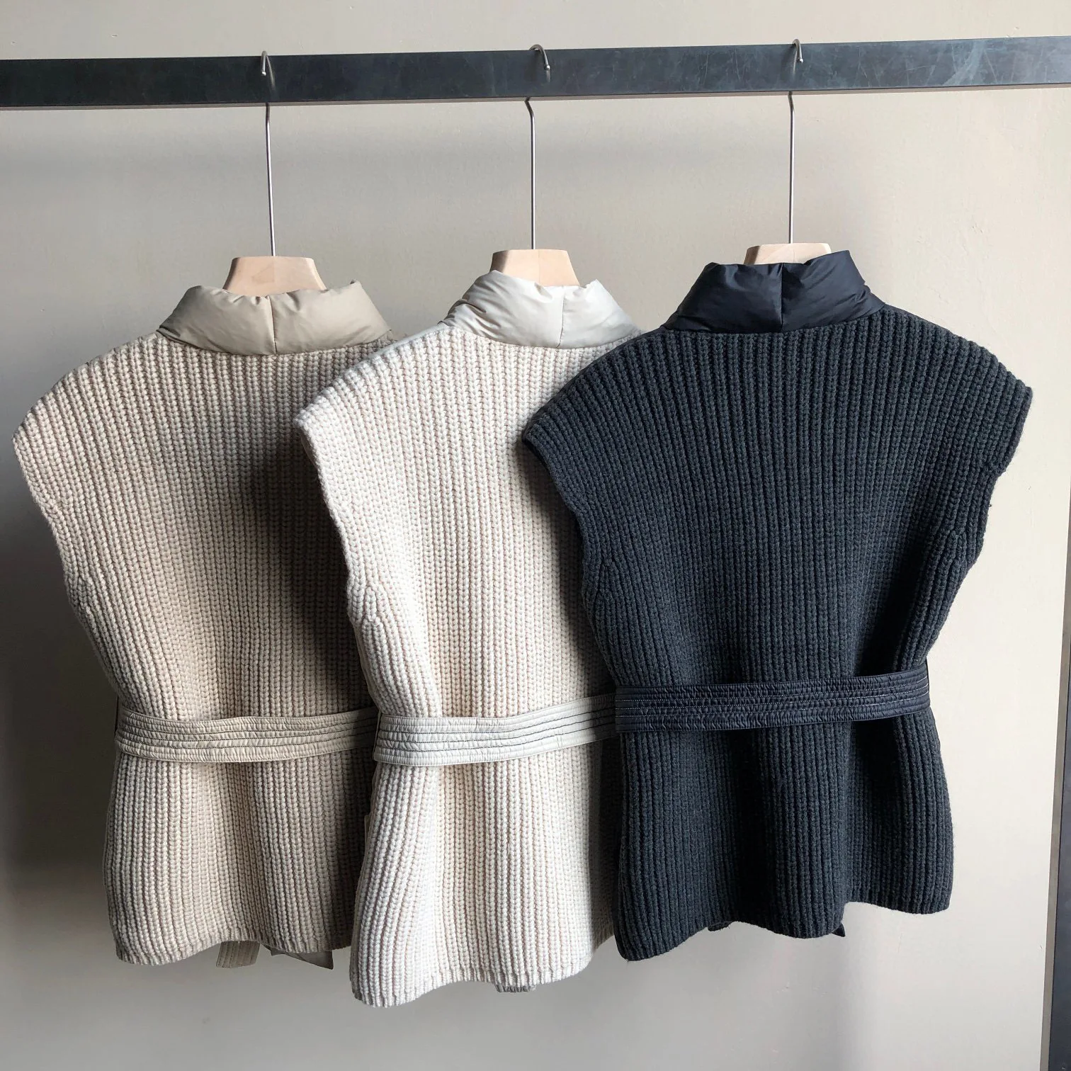 Вязаный жилет с v-образным вырезом и утепленным белым утиным пухом зимний