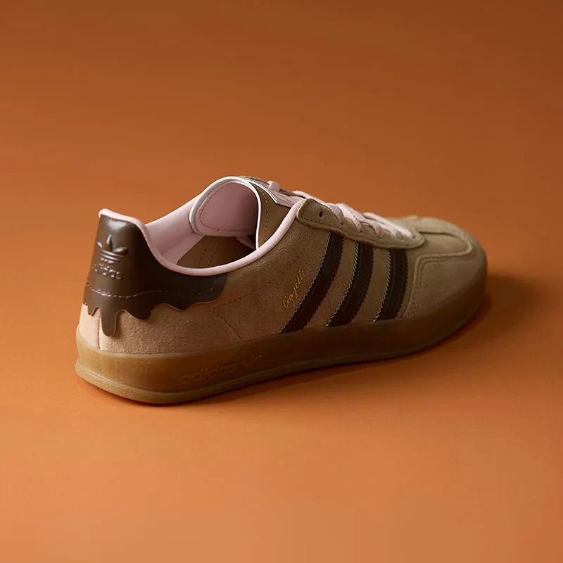 Фото Кроссовки Adidas Originals JR8028 бежево-коричневые замшевые с тремя полосками, низкие, с резиновой подошвой, винтажные, повседневные, для прогулок №3
