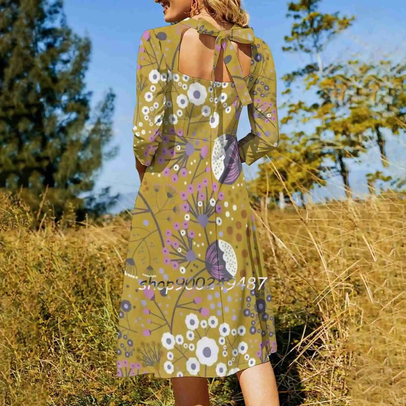 Милое летнее платье с цветочным принтом квадратным вырезом и лямкой на шее -