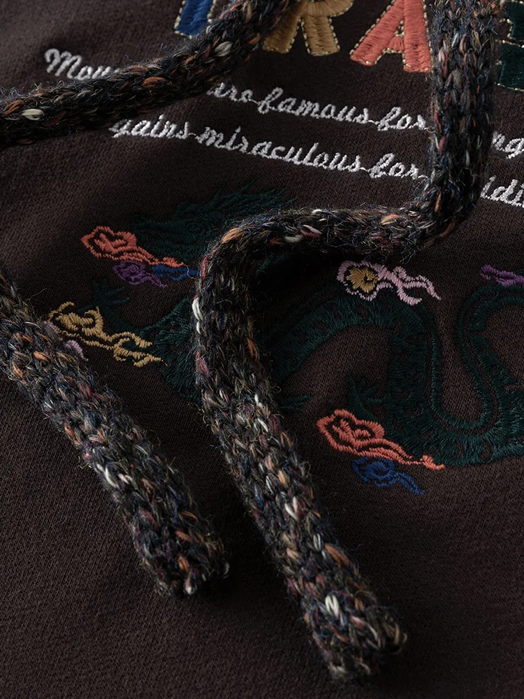 Красный бархатный пуловер с капюшоном