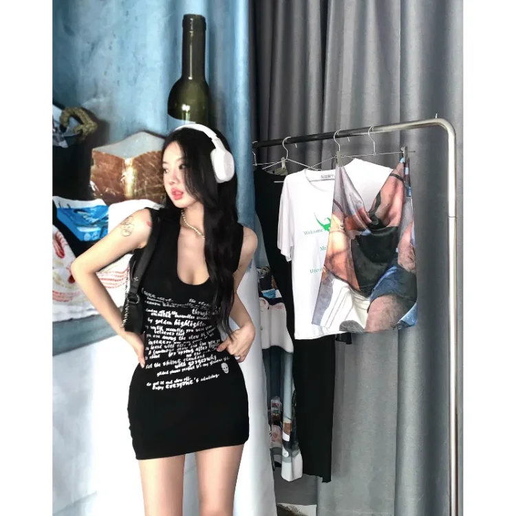 

Женское облегающее платье на бретелях, с круглым вырезом и буквенным принтом