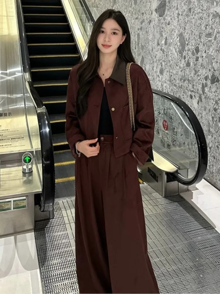 Женский костюм из двух предметов однобортный короткий пиджак с отложным