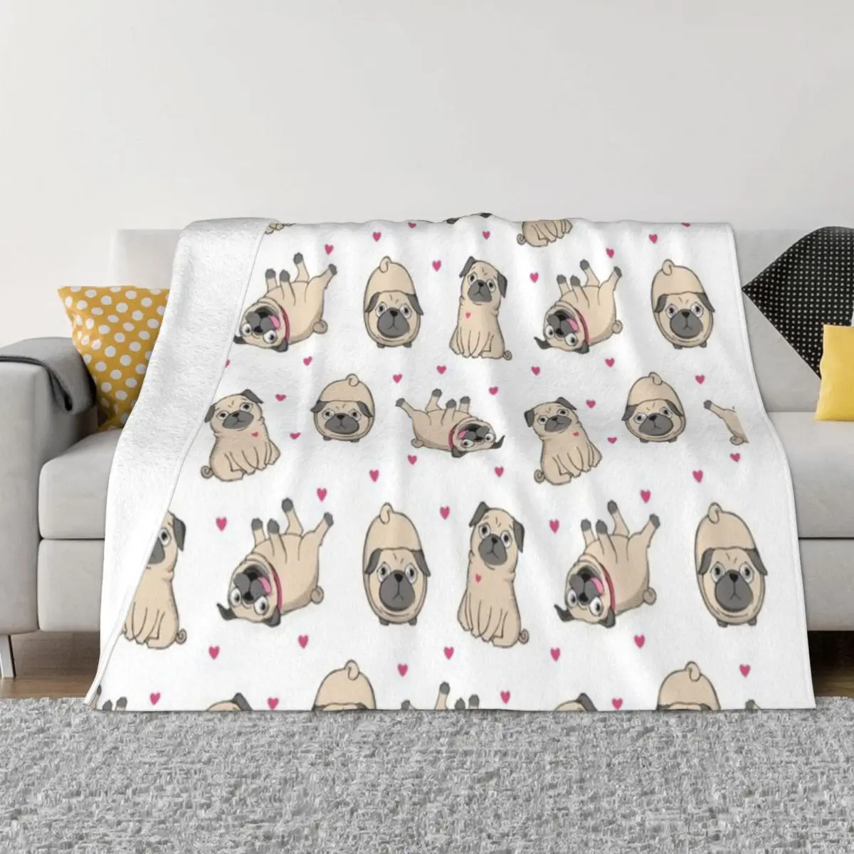 Милая собака-мопс с сердечками любви. Ультрамягкое одеяло из микрофлиса.