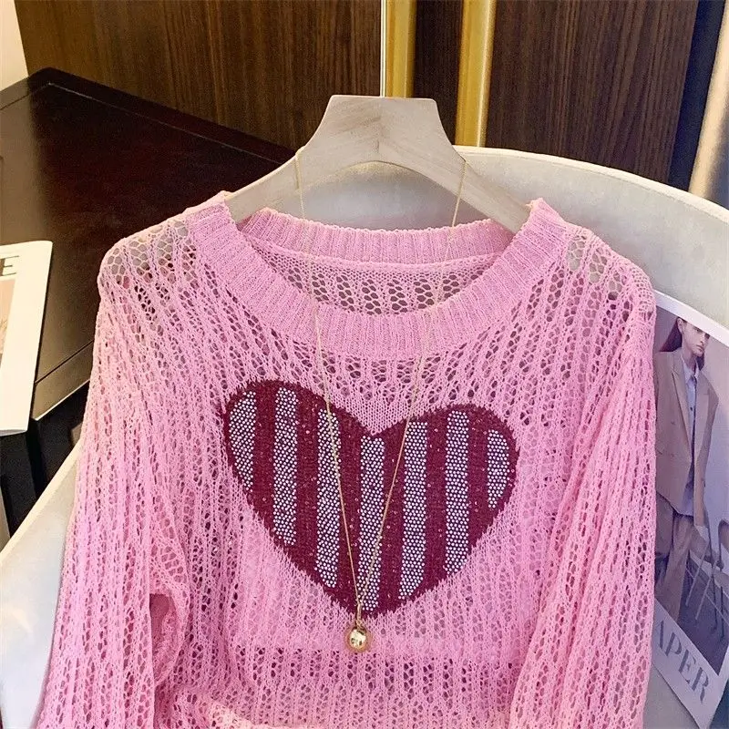 Женский трикотажный свитер с вырезами в форме сердца