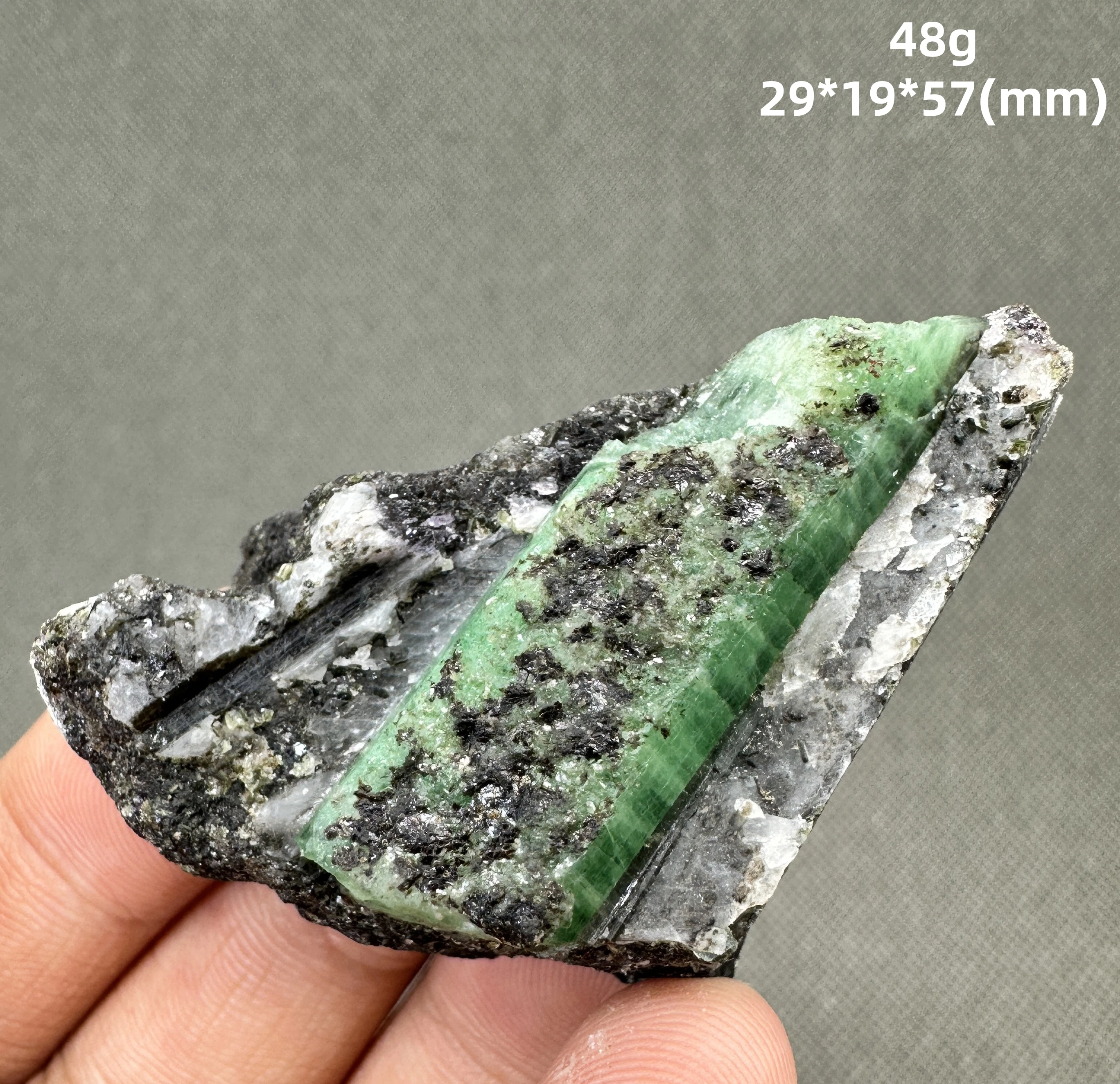 

Образец минерала изумруда QIANCHUAN