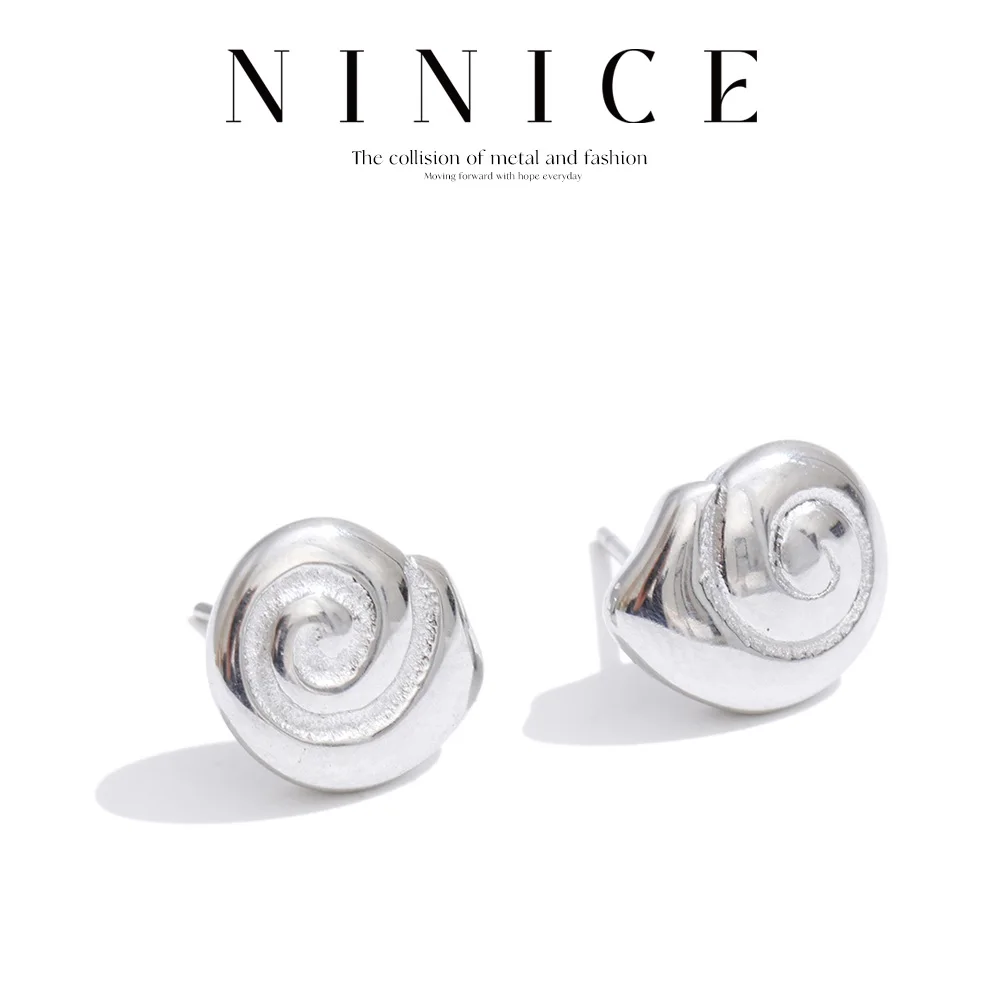 Фото Серьги-гвоздики NiNice из нержавеющей стали в форме раковины в океанском стиле с текстурой металла, летние пляжные модные ювелирные изделия, оптовая продажа №1