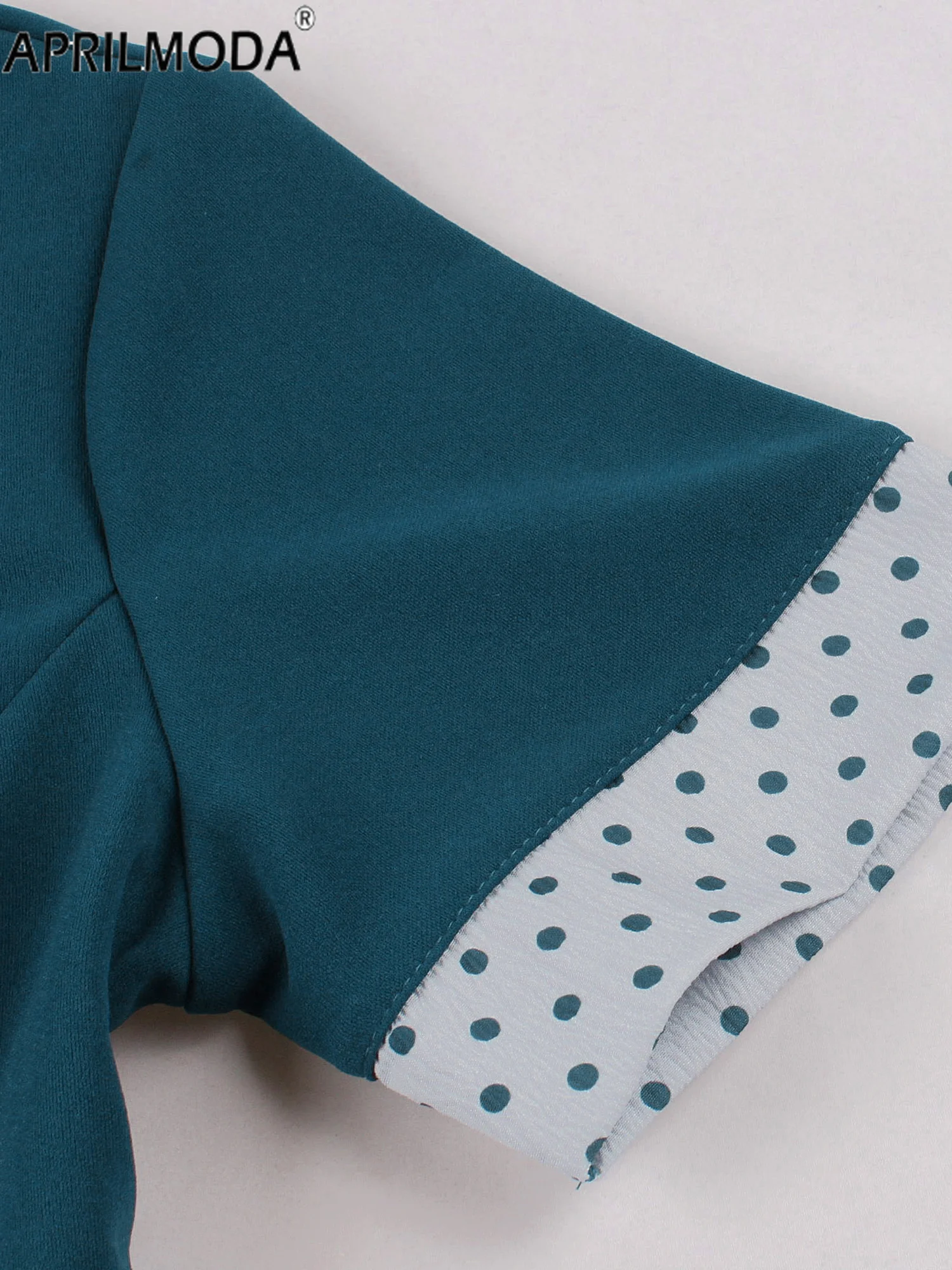 Элегантное летнее платье в горошек стиле павлин 1960-х годов с квадратным вырезом и