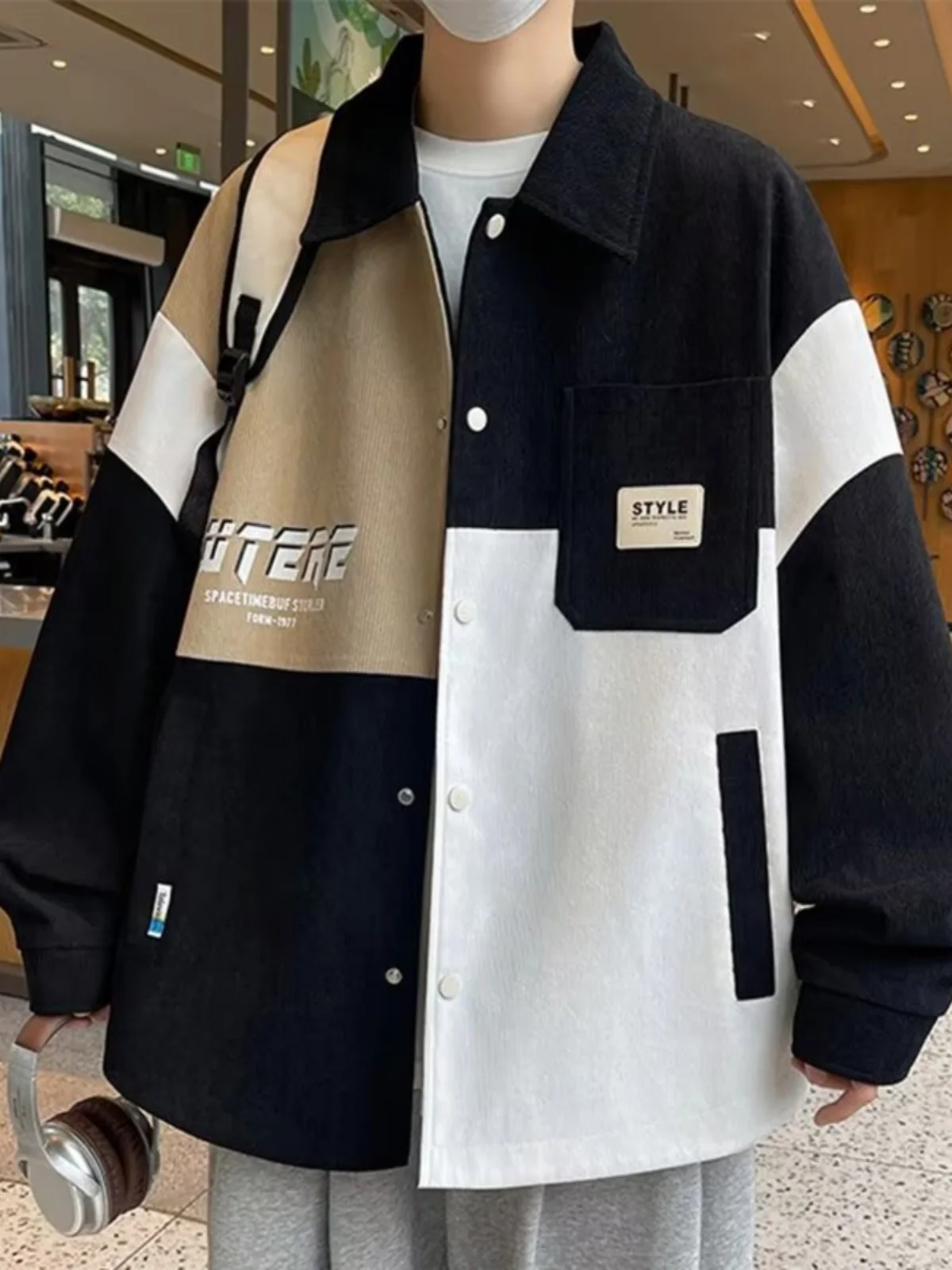 Мужская куртка больших размеров на весну и осень в стиле пэчворк контрастного