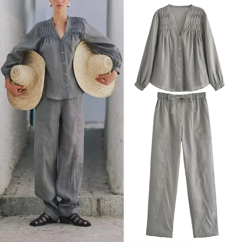 

Женские прямые брюки на шнуровке и рубашка с рюшами и длинным рукавом