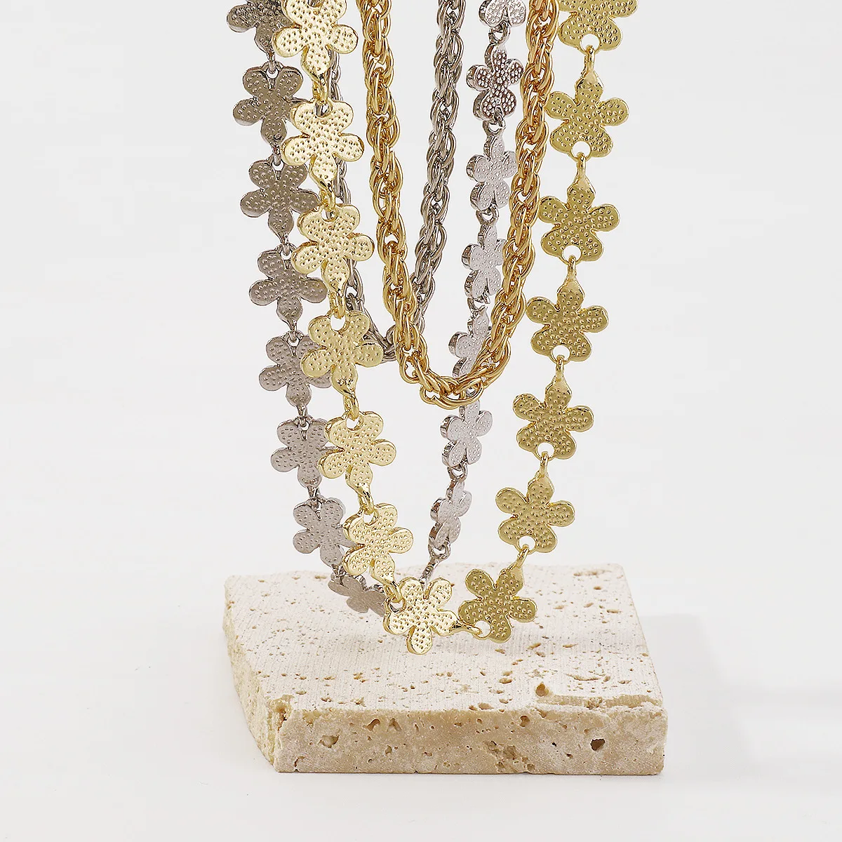 Metal simple fashion necklace sweet and cool wind flowers geometric overlapping necklace romantic temperament.