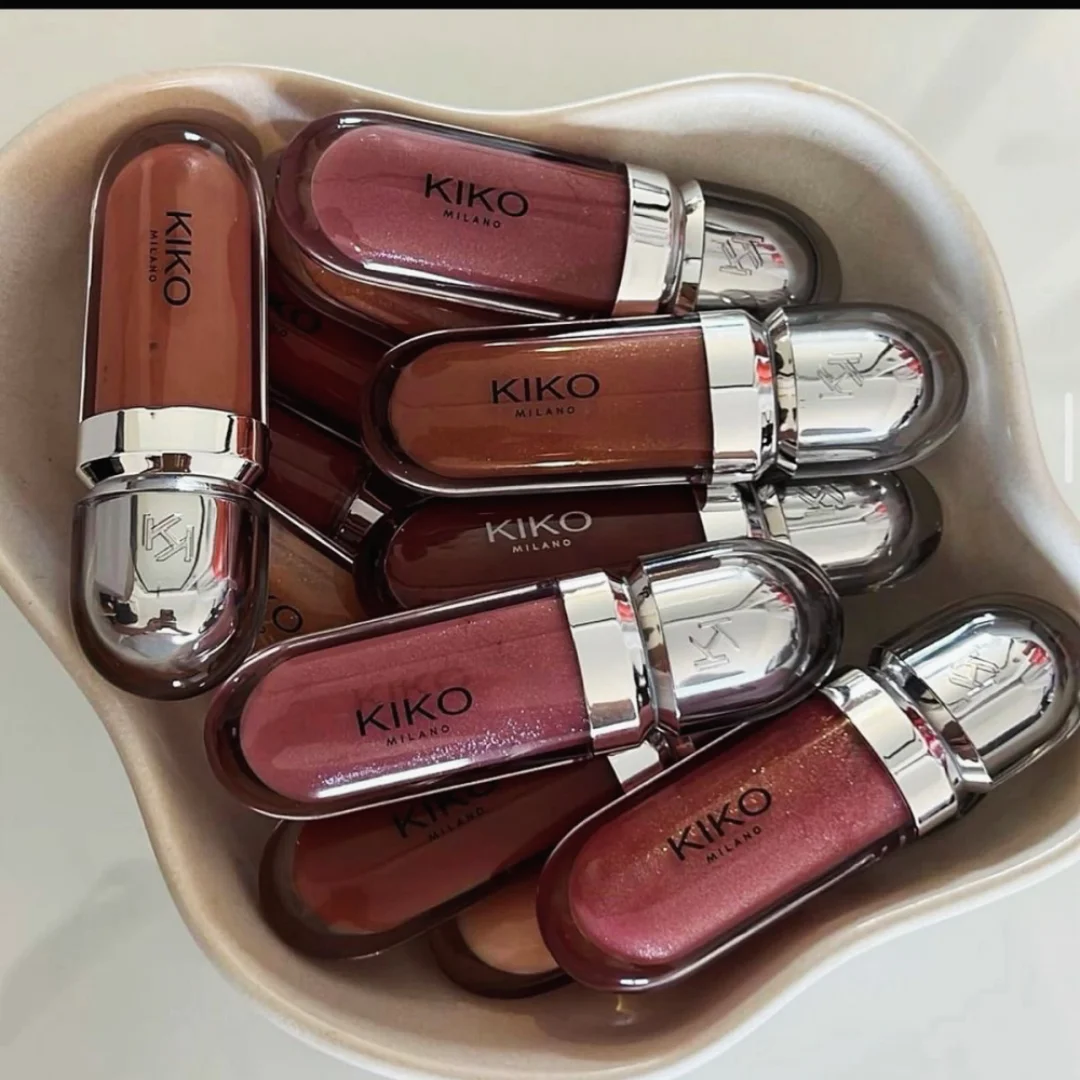 Фото KIKO Milano Kissable Lip Gloss: увлажняющий эффект, увеличение объема губ, питательная формула, глянцевое сияние, естественный вид, нелипкий уход, макияж. №1