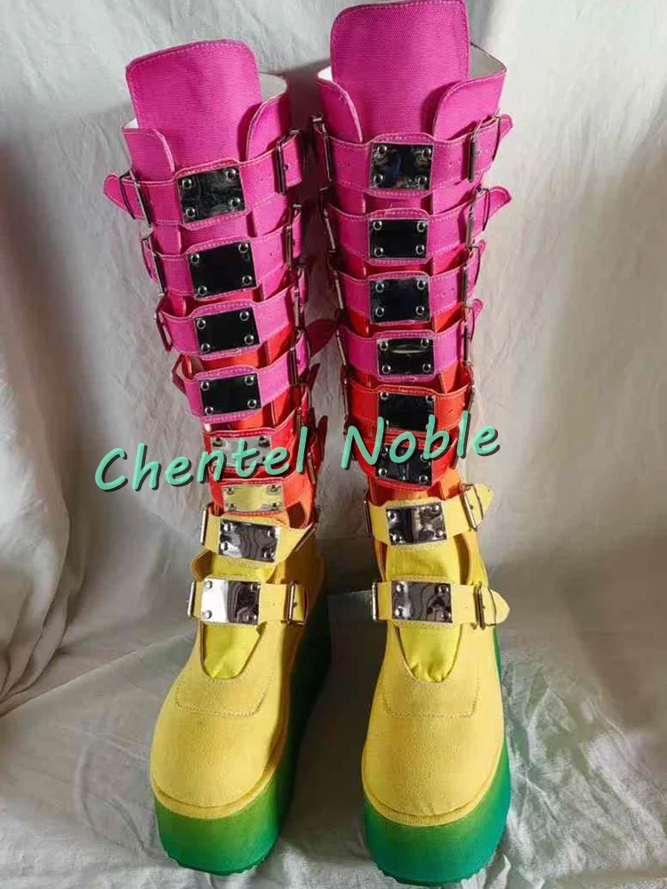 Радужные женские сапоги до колена с несколькими пряжками зимние модельные туфли
