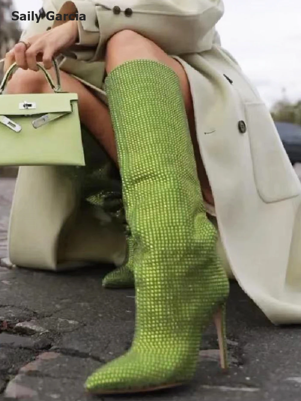 Женские сапоги до колена с острым носком на молнии сбоку