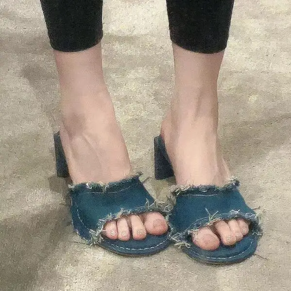 

Винтажные синие джинсы; Джинсовые тапочки с открытым носком и кисточками на необычном каблуке; Женская удобная летняя пляжная обувь в стиле ретро без застежки на среднем каблуке