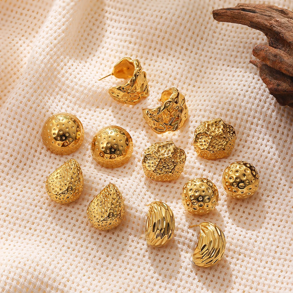 Винтажные нерегулярные кованые круглые серьги-гвоздики золотого цвета для