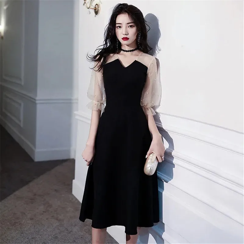 

Платье женское однотонное ТРАПЕЦИЕВИДНОЕ средней длины с квадратным вырезом и рукавами-фонариками