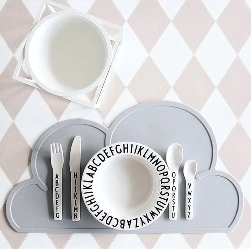 

2Pcs Cloud-shaped Insulated Cushion Colorful Non-slip Silicone Food Placemats for Children Students Table Anti-hot Pet Supplies