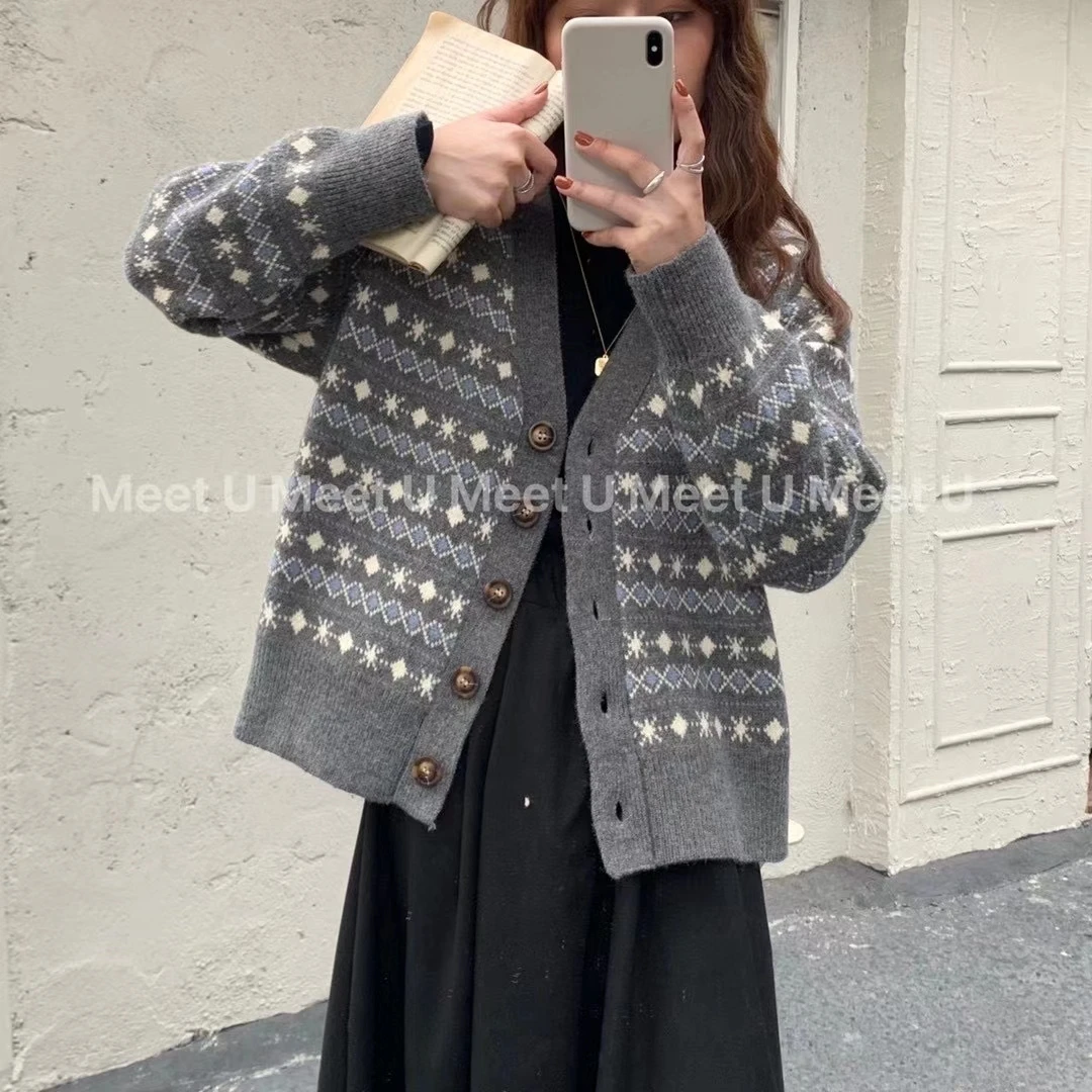 Женский трикотажный кардиган с V-образным вырезом на пуговицах