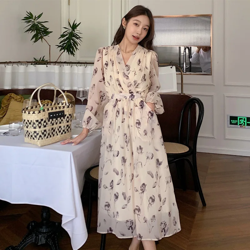 

2023 Spring New French Romantic V-neck Fragmented Flower High Grade Design Feel Gentle Lace Up Long Dress