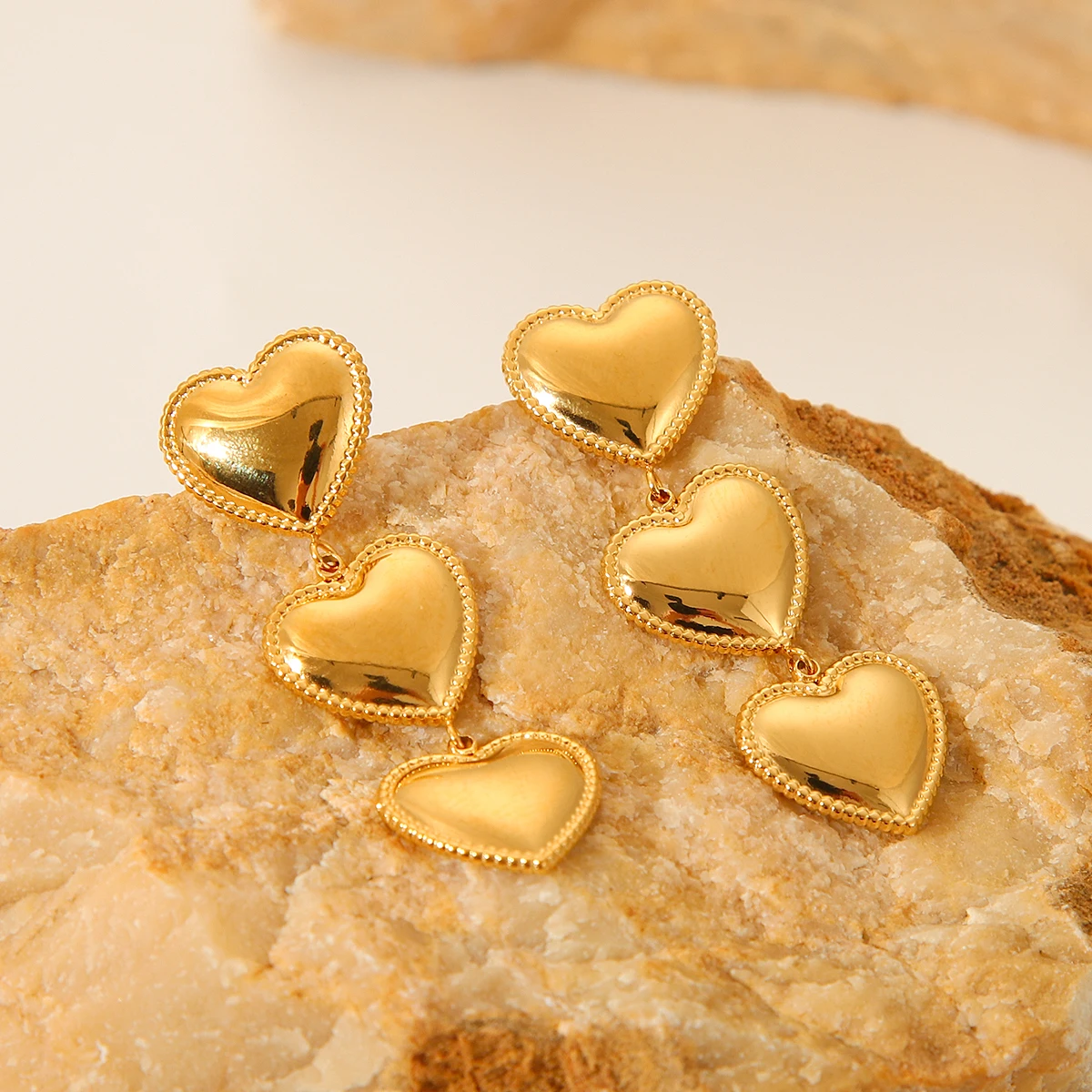 Позолоченные 18-каратные трехслойные серьги-гвоздики в форме сердца из