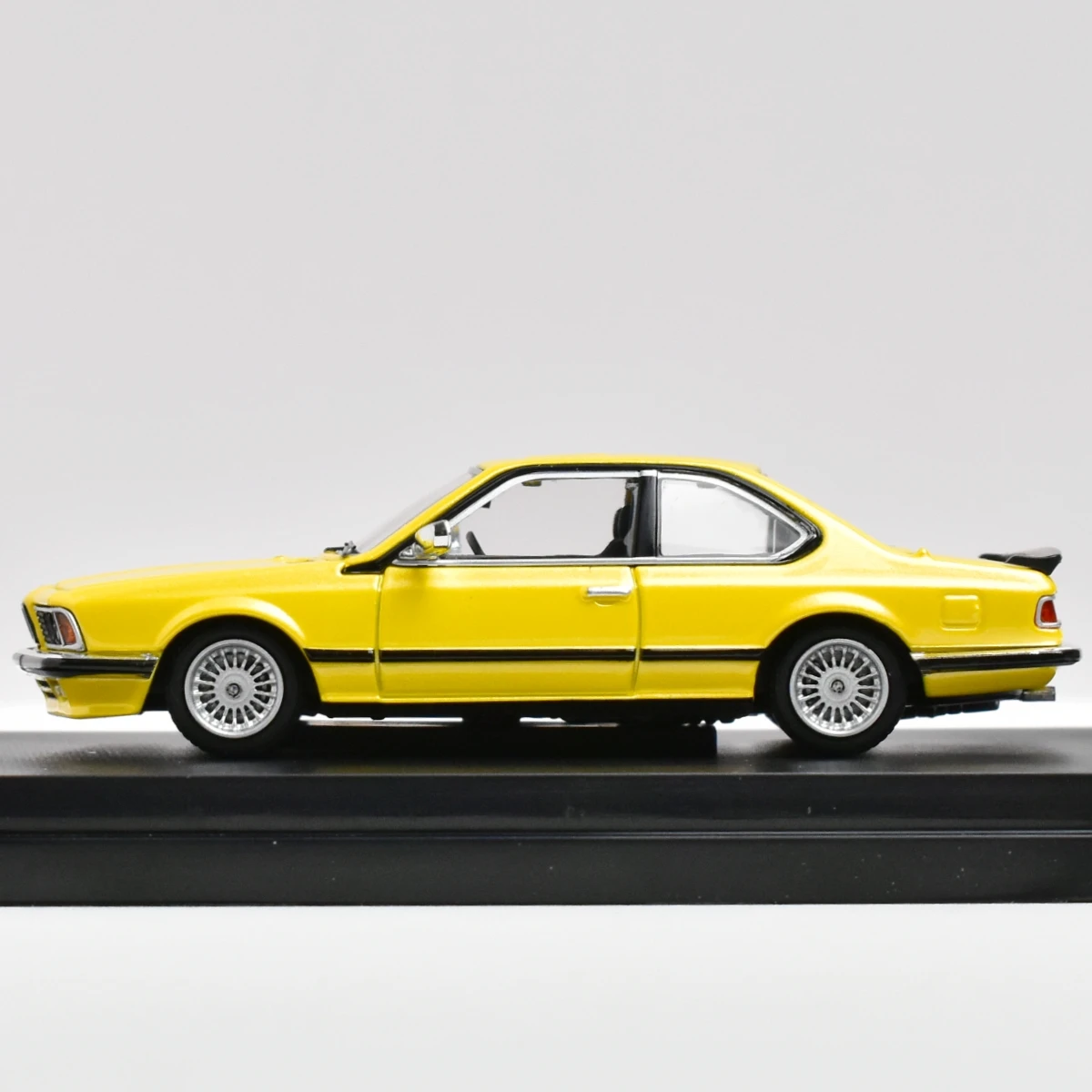 Литая модель автомобиля Street оружия SW 1:64 E24 635 CSI