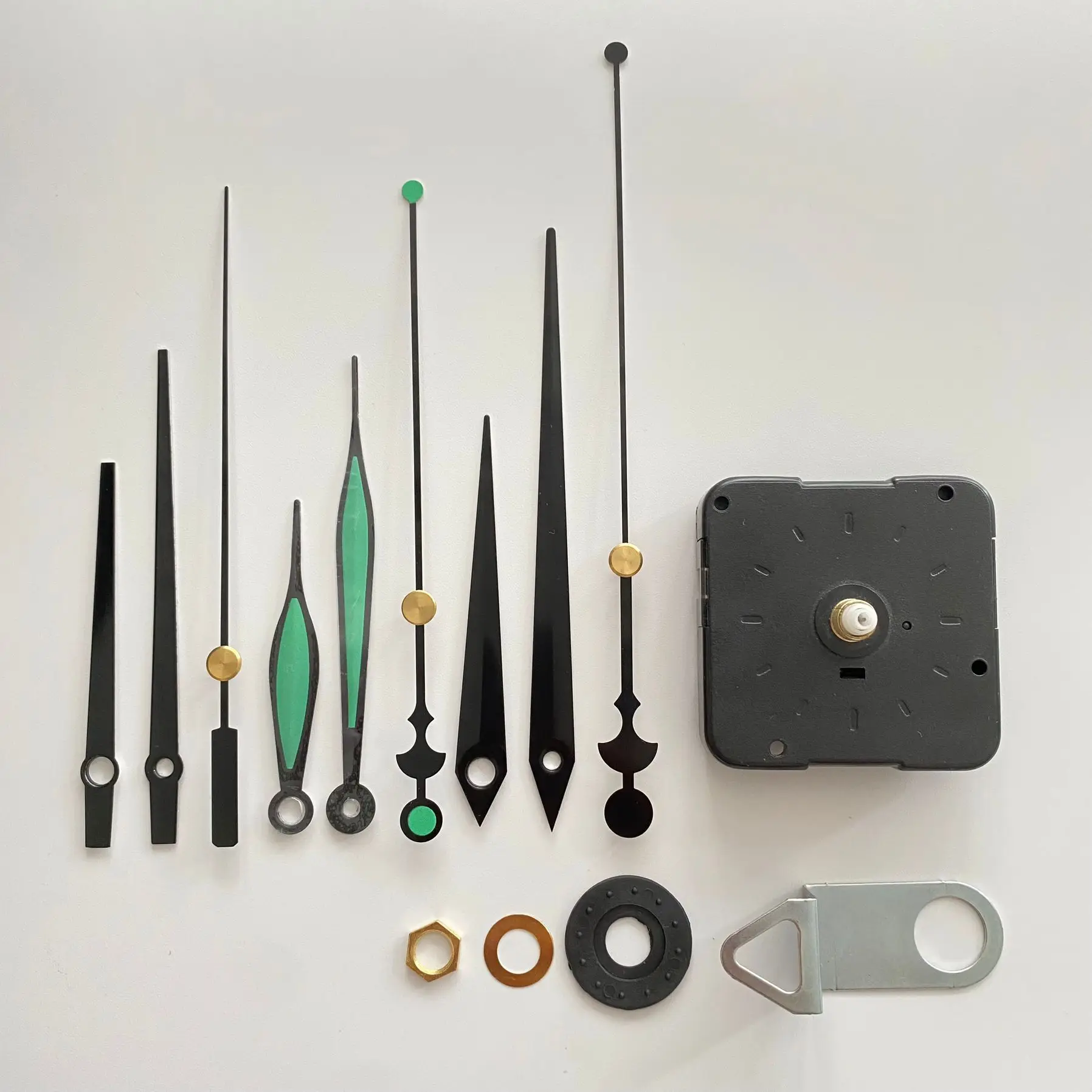 Часы с механизмом движения против часовой стрелки