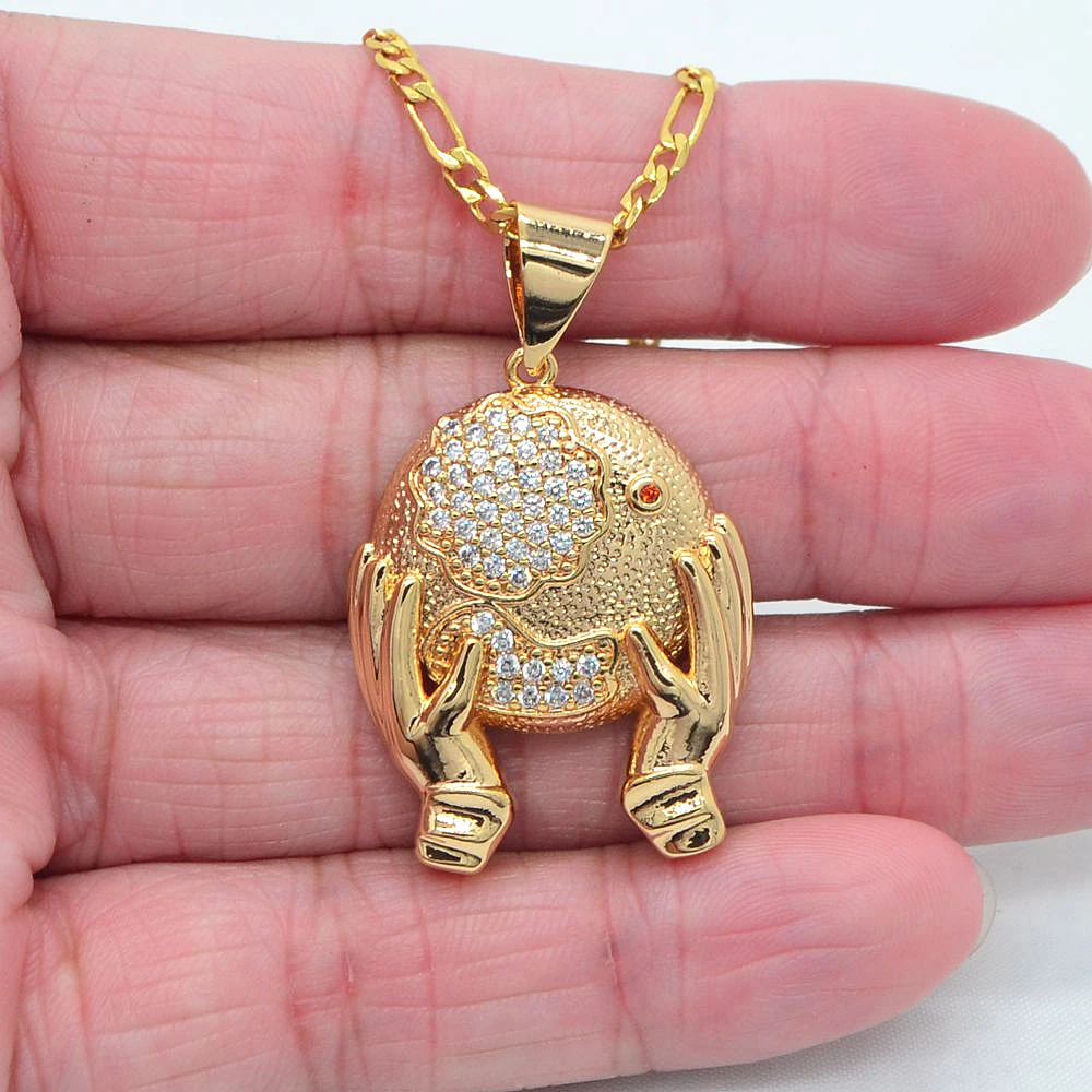 

Meftuna желтый золотой цвет, женский красный Мистик CZ, сверкающие руки, держать вверх шар, модный очаровательный кулон 24 дюйма, цепочка Фигаро