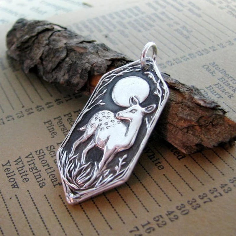 Серебряный и черный цвет лунный ночной Сика олень животное трава шармы