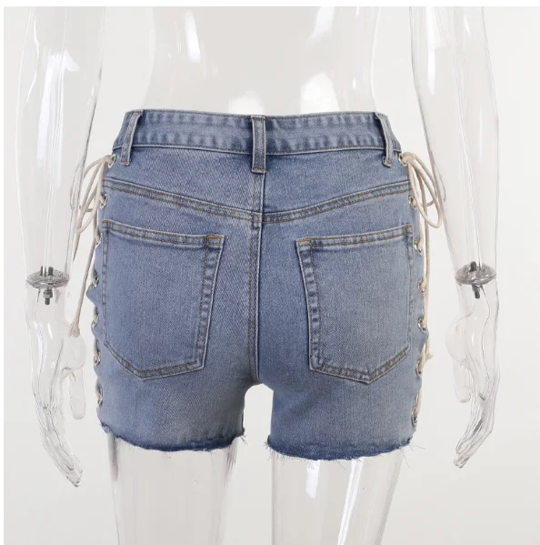 Рисунок 6 - Женские джинсовые шорты с вырезами и дырками