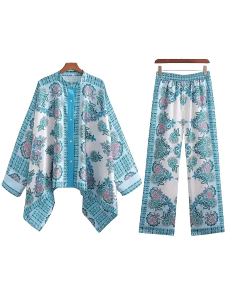 

Женский костюм-двойка из топа и брюк, с принтом